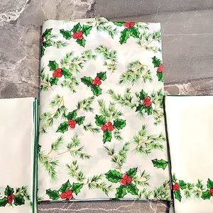 VINTAGE CHRISTMAS TABLECLOTH W/NPKS